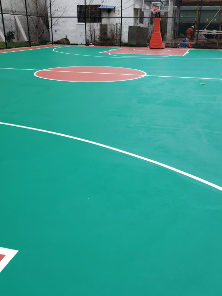 长兴 球场长期使用易出现地面开裂